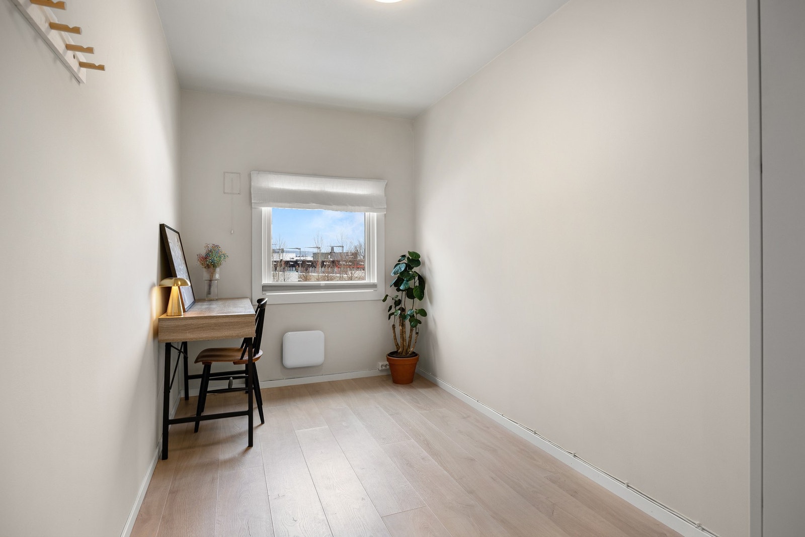 Soverom II er av litt mindre størrelse, men har allikevel plass til seng, skrivepult og garderobeløsninger. Galleribilde