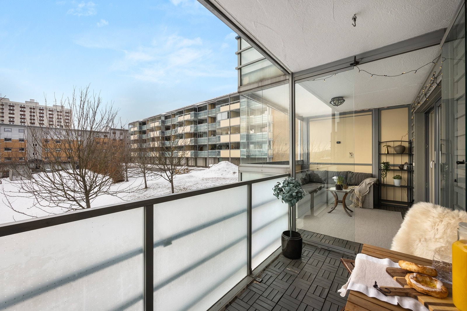 På den delen av balkongen hvor det inglassering kan glassene åpnes og lukkes helt, som gjør det til en forlengelse av stuen. Galleribilde