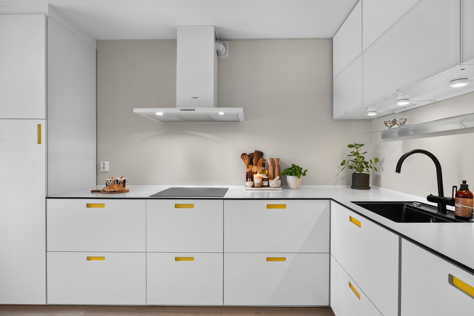 Det er godt utnyttet med benke- og skapplass og du finner utelukende integrerte hvitevarer. Det ble lagt nytt gulv med varmefolie i 2023. Galleribilde