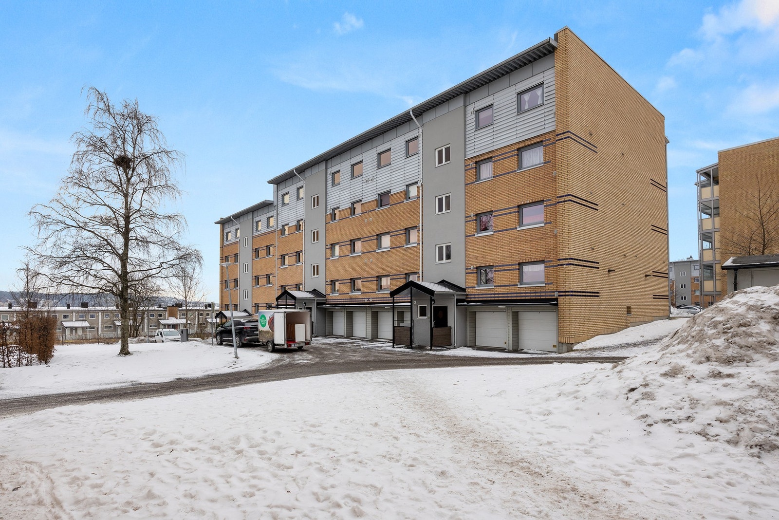 Det er muligheter for leie av parkeringsplass og garasje etter ventelister i borettslaget. Galleribilde