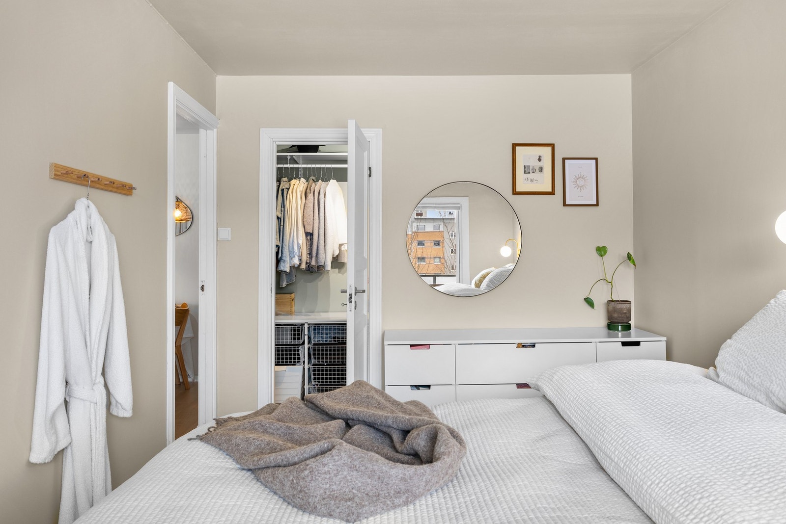 Det er direkte tilgang til walk-in closet. Galleribilde