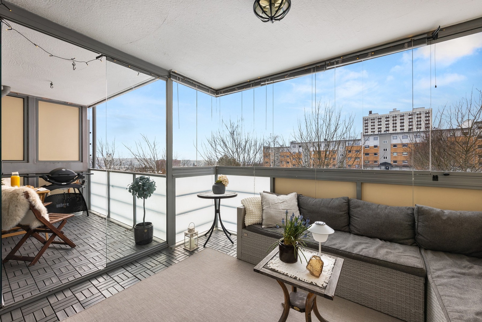 Tilgang til en romslig, solrik balkong som er delt inn i to soner; en innglasset del og en åpen del. Galleribilde