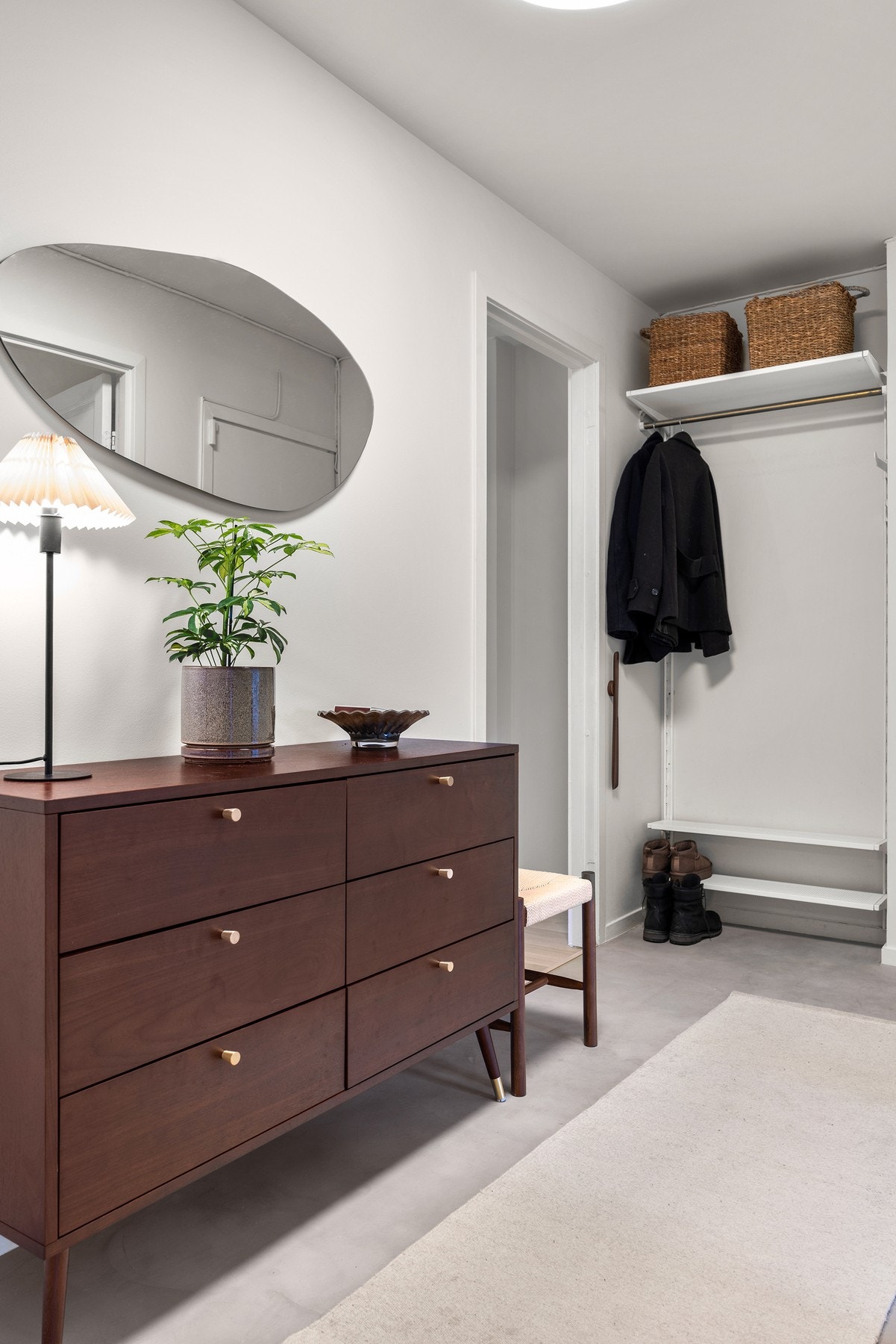 Med sin gode beliggenhet i byggets høye 1. etasje har du enkel adkomst. Det er felles bod for lagring av sykler og barnevogner. Galleribilde