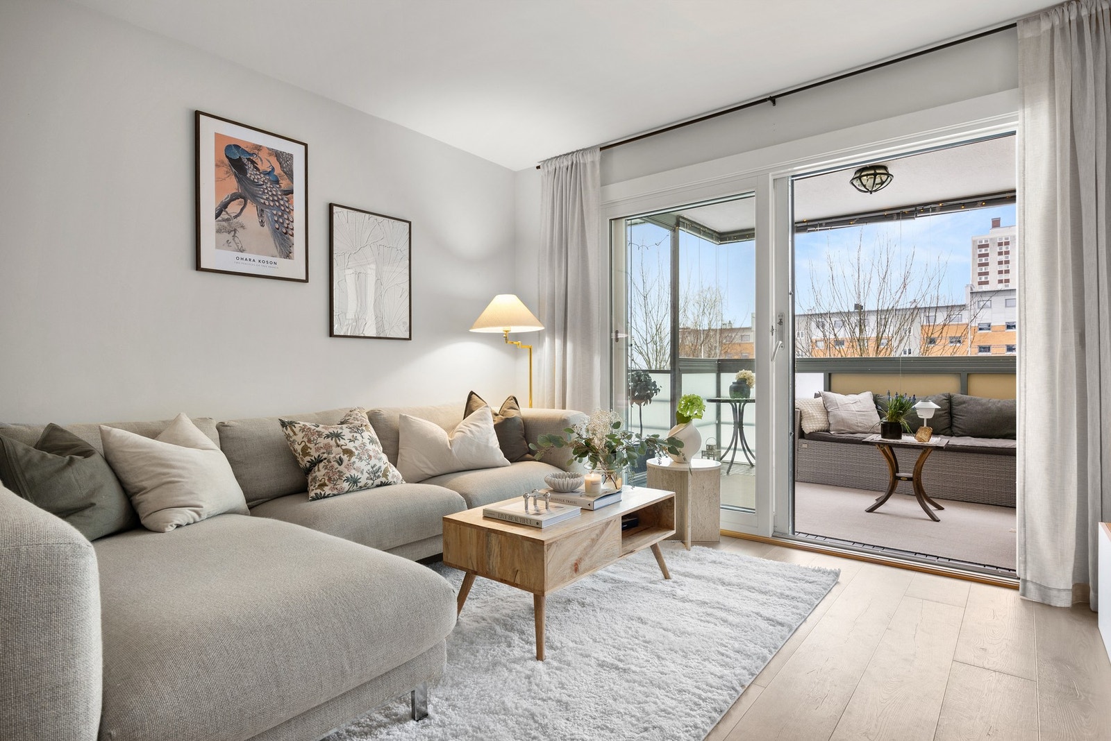 Det er god plass til sofa- og medieløsninger i stuen. Det er lagt varmefolie under gulv som gir en behagelig varme. Galleribilde