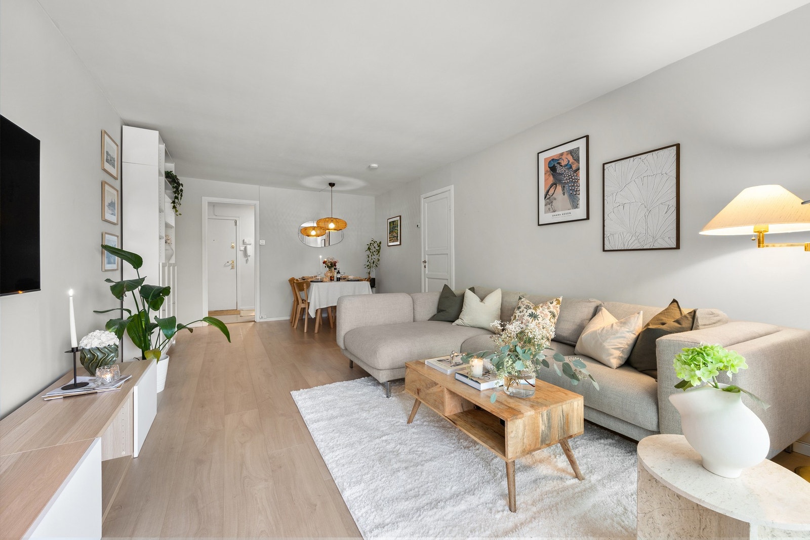 Stuen er romslig. Det er plass til eget spisebord i tillegg til sofa- og medieløsning samt andre oppbevaringsmøbler. Galleribilde