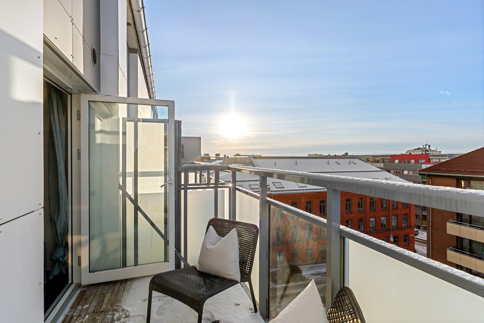 Velkommen til Nils Huus' gate 18! Dette er en lys og luftig 2-roms toppleilighet beliggende høyt og fritt i 5. etasje med heis. Galleribilde