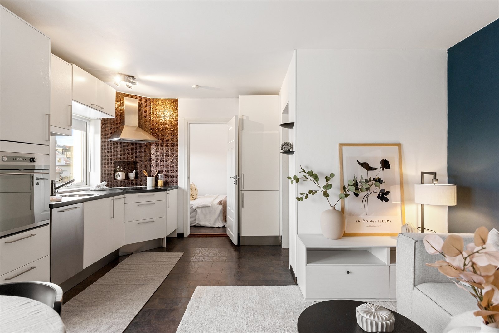 Kjøkkenet ligger i åpen løsning mot stuen, noe som gir en romslig planløsning og en hyggelig, sosial atmosfære. Galleribilde