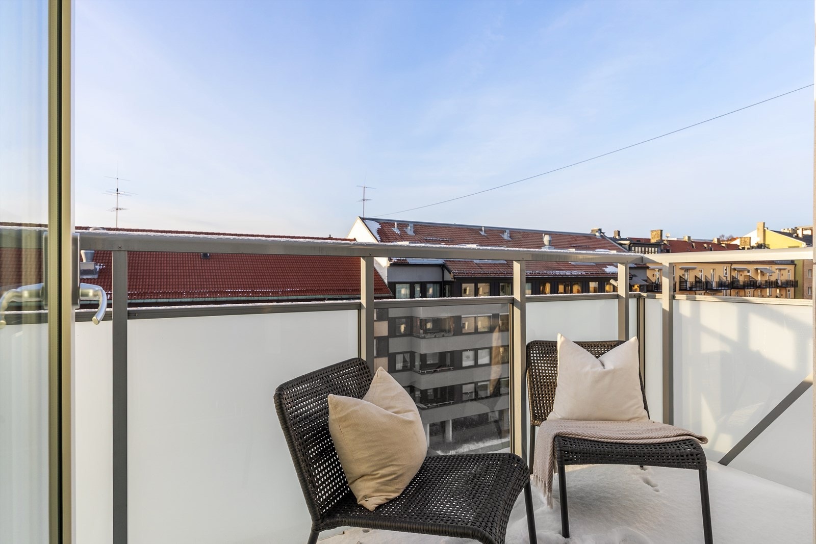 I vår- og sommerhalvåret blir balkongen en naturlig forlengelse av stuen, perfekt for hyggelige stunder med familie og venner. Galleribilde