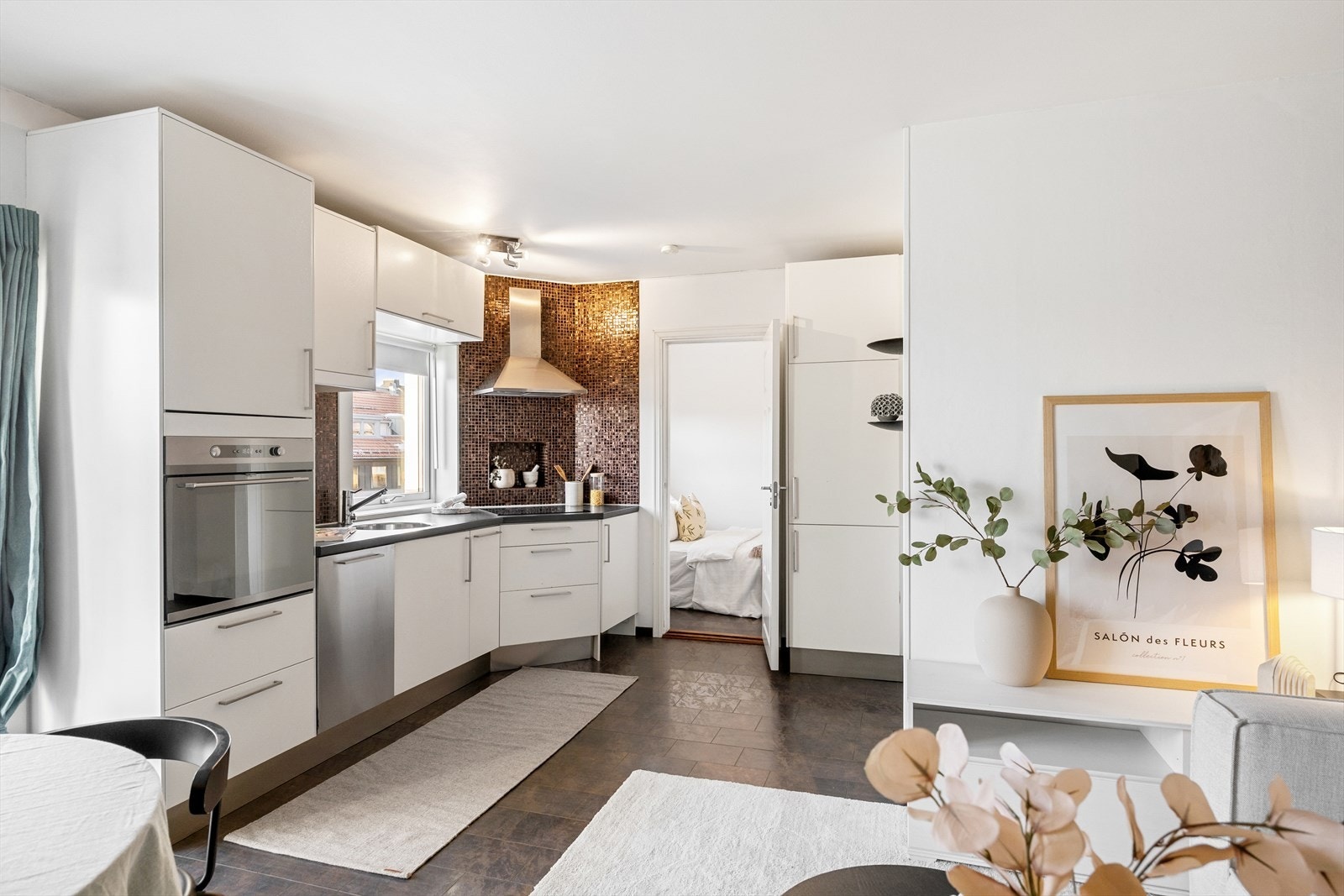 Flott kjøkken med god skap- og benkeplass. Galleribilde