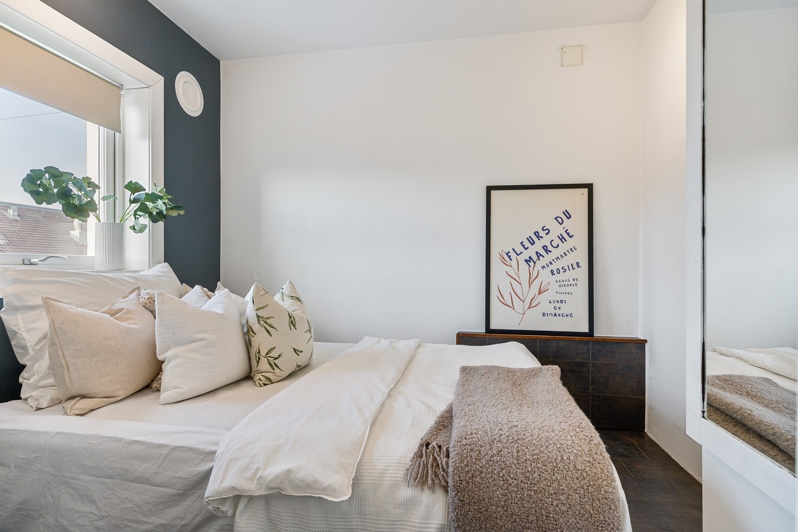 Soverommet er romslig, med plass til dobbeltseng, nattbord og tilhørende møbler. Galleribilde