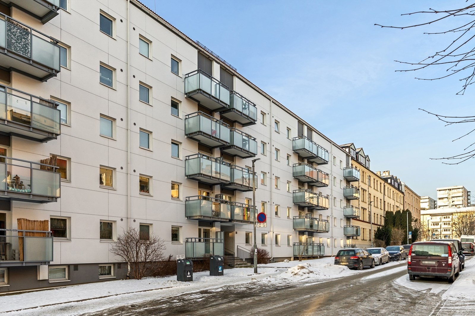 Bygningen er fra 1964 og består av 79 boligseksjoner fordelt på fem etasjer. Galleribilde