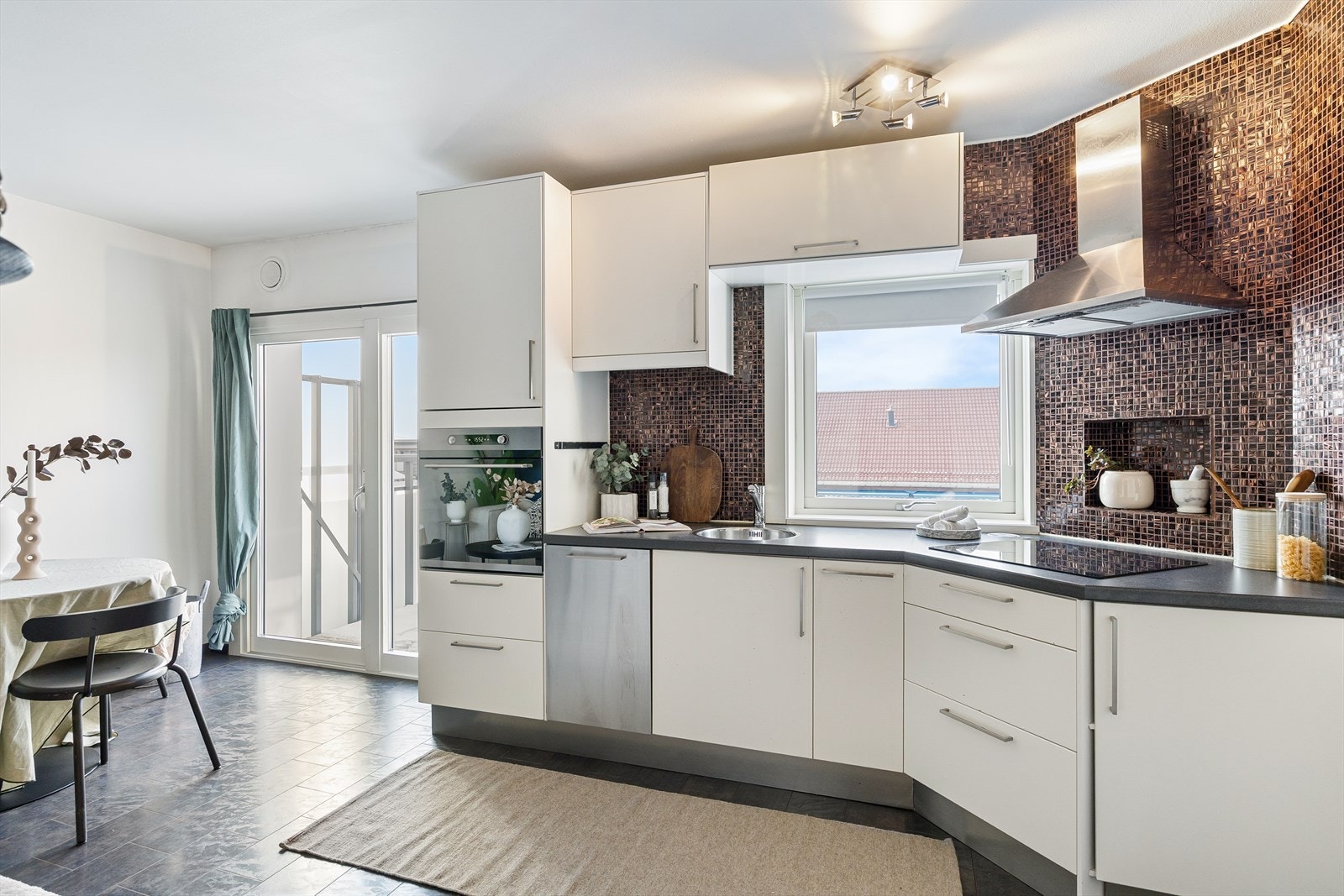 Kjøkkenet er utstyrt med integrerte hvitevarer som induksjonstopp, stekeovn, oppvaskmaskin, kjøleskap og fryser. Det opplyses i tidligere salgsrapport at innredningen er fra 2010. Galleribilde