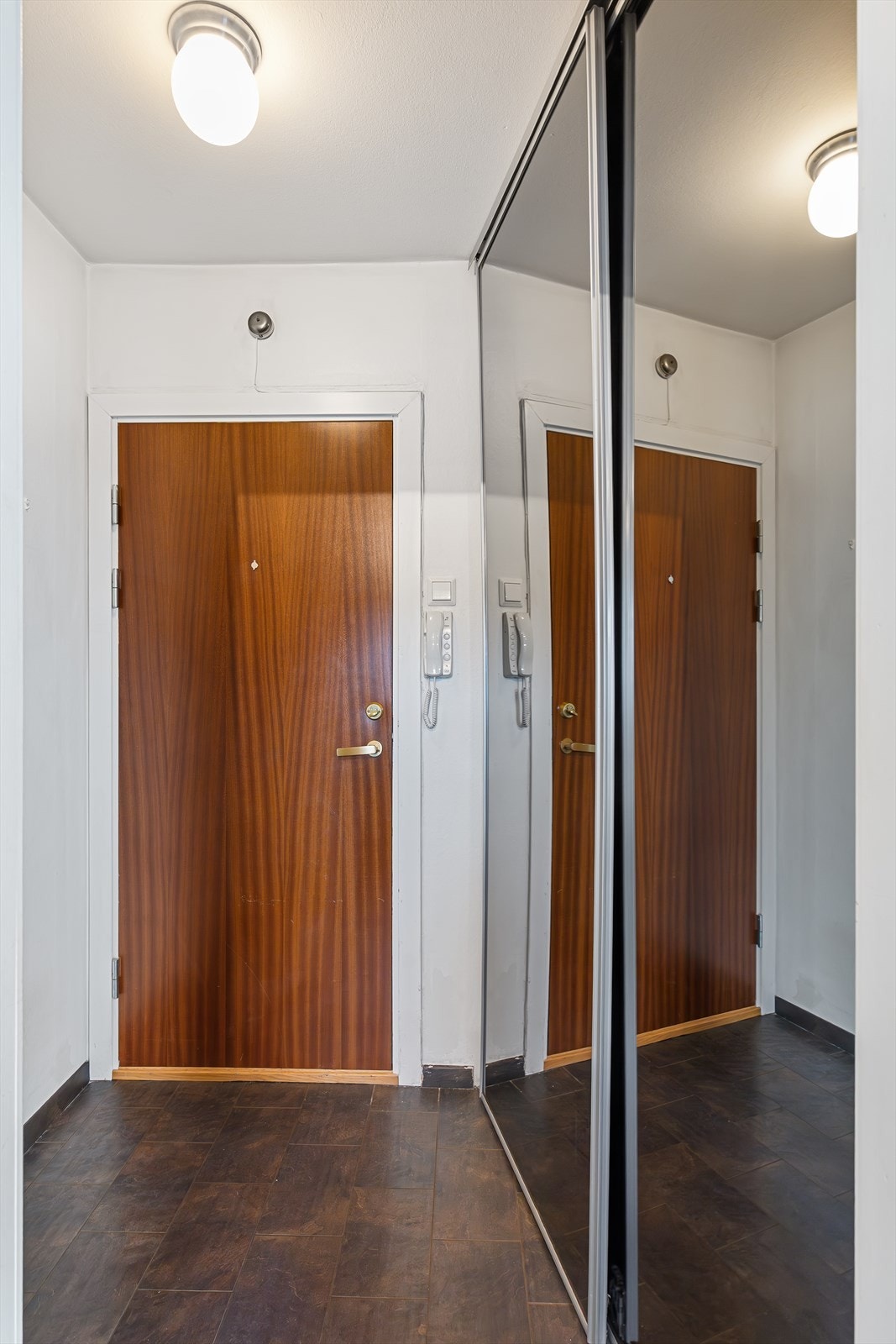 Leiligheten har en åpen entré som skaper et umiddelbart godt førsteinntrykk. Det er god plass til oppbevaring av yttertøy i den romslige skyvedørsgarderoben. Galleribilde