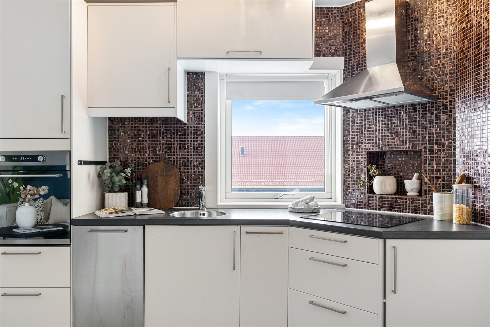 Laminat benkeplate med nedfelt oppvaskkum i rustfritt stål og ettgreps svingbart blandingsbatteri. Galleribilde