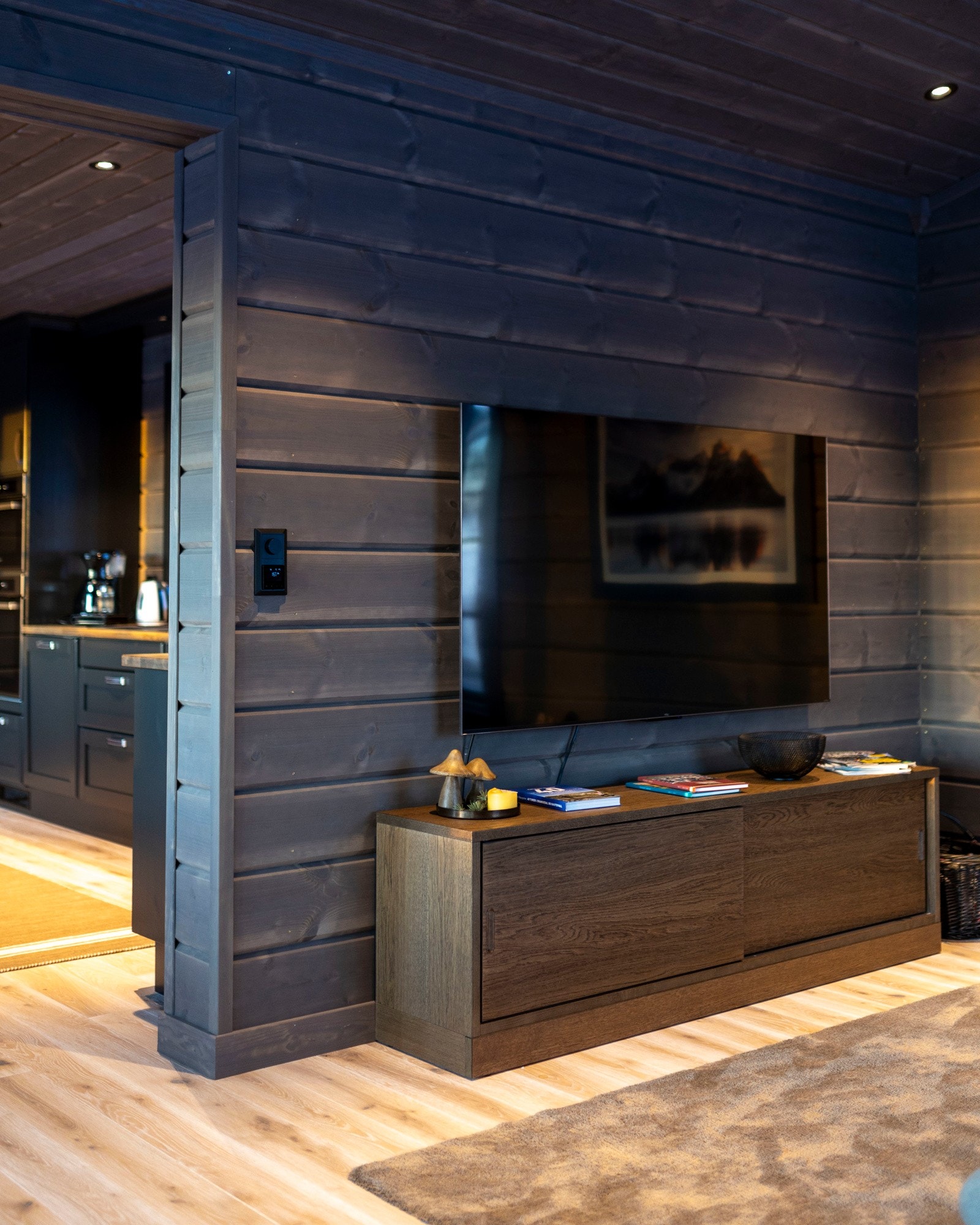 Panel på vegger og i himling gir rommet et helhetlig og varmt preg, mens downlights sørger for behagelig belysning. Galleribilde