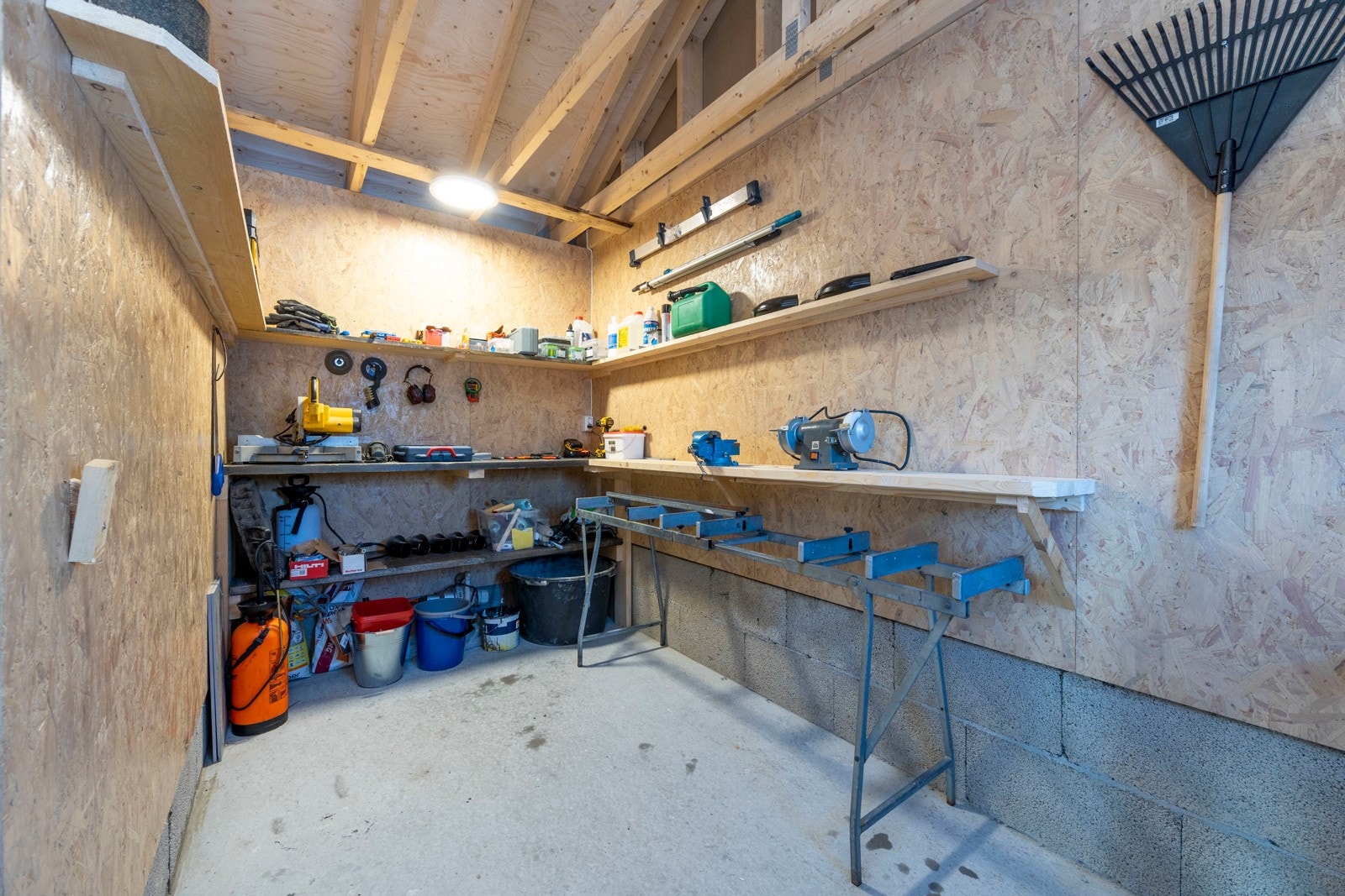 Egen bod-/verksteddel i garasjen gir gode muligheter for oppbevaring, ved og hobbyarbeid. Galleribilde