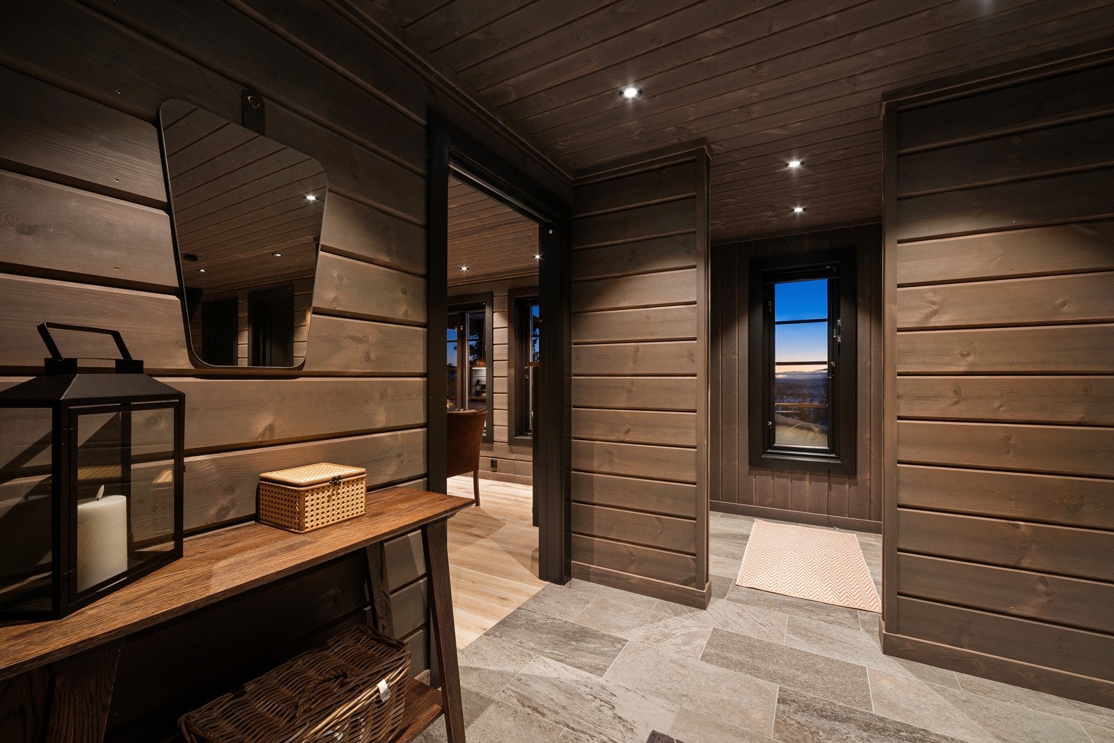 Planløsningen gir en naturlig overgang videre inn til boligens oppholdsrom, og vindu bidrar med fint lysinnslipp og utsyn. Galleribilde