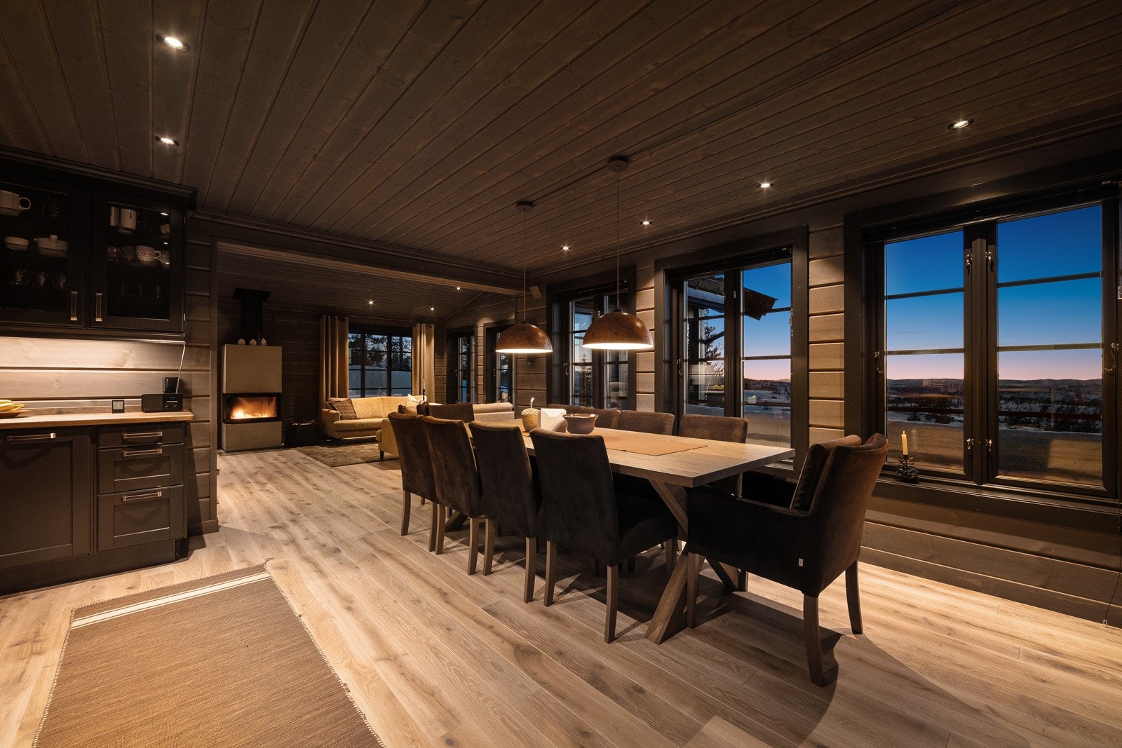 Det er god plass til langbord med tilhørende stoler, og de store vindusflatene sørger for rikelig med lys og flott utsyn mot omgivelsene. Galleribilde