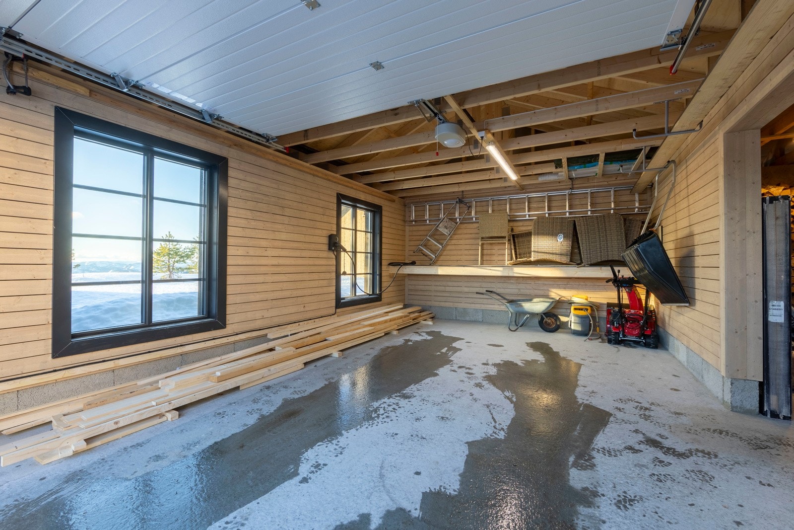 Stor garasje med god plass til bil og utstyr, praktisk adkomst direkte fra gårdsplassen. Galleribilde