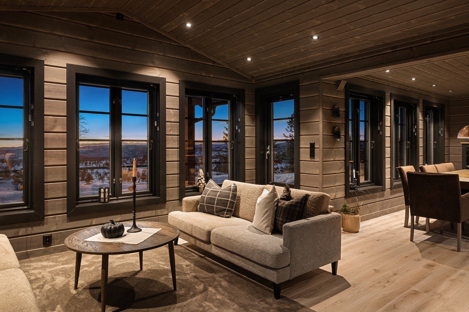 Store vindusflater slipper inn rikelig med naturlig lys og gir flott utsikt til omgivelsene, samtidig som den åpne løsningen skaper gode møbleringsmuligheter for både sofagruppe og spiseplass. Galleribilde