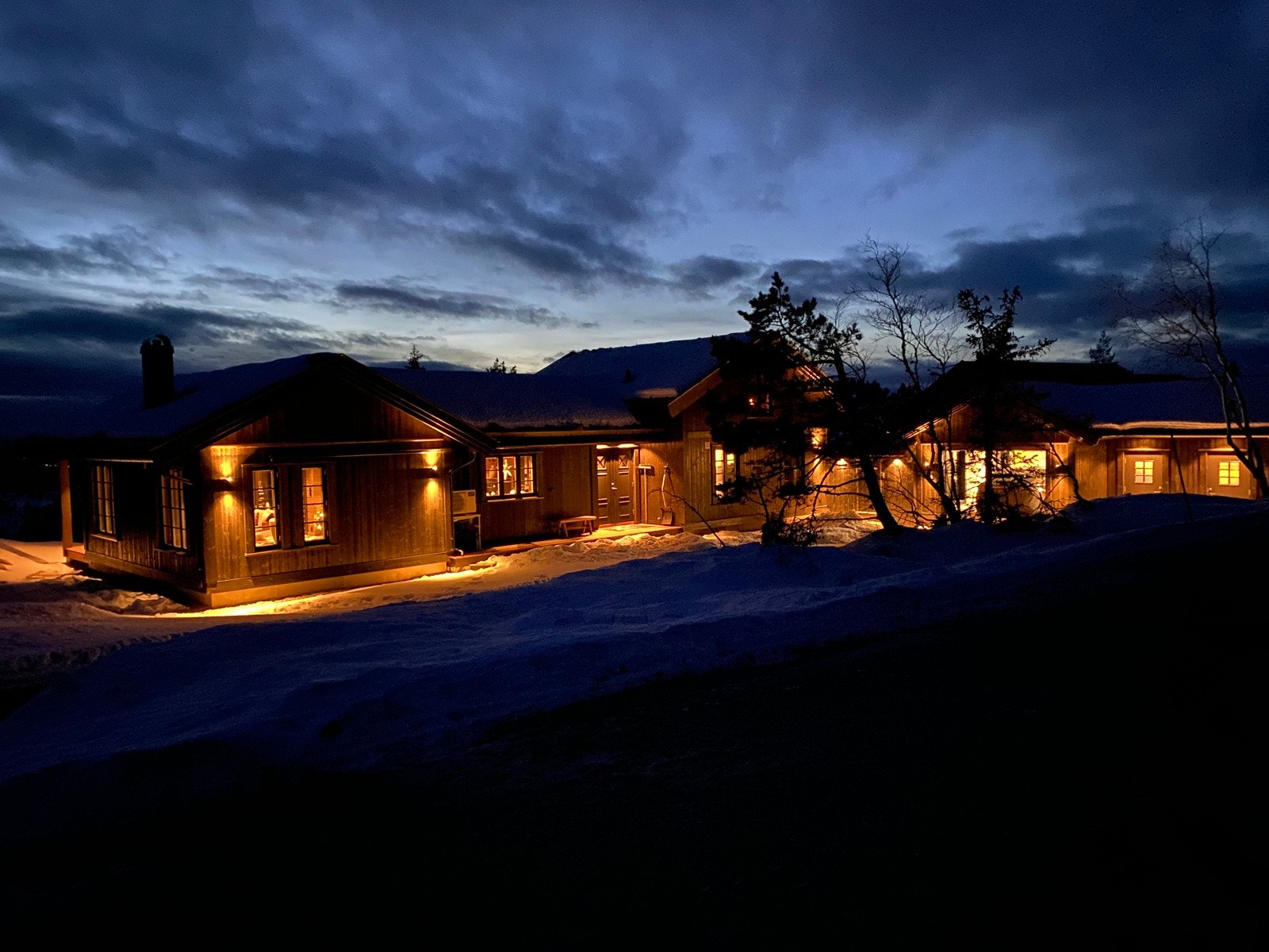 Velkommen til toppen av Gautefall | Lars Jakob Aarak har gleden av å presentere denne meget flotte hytta med stor solrik tomt, og Dobbeltgarsje. Galleribilde