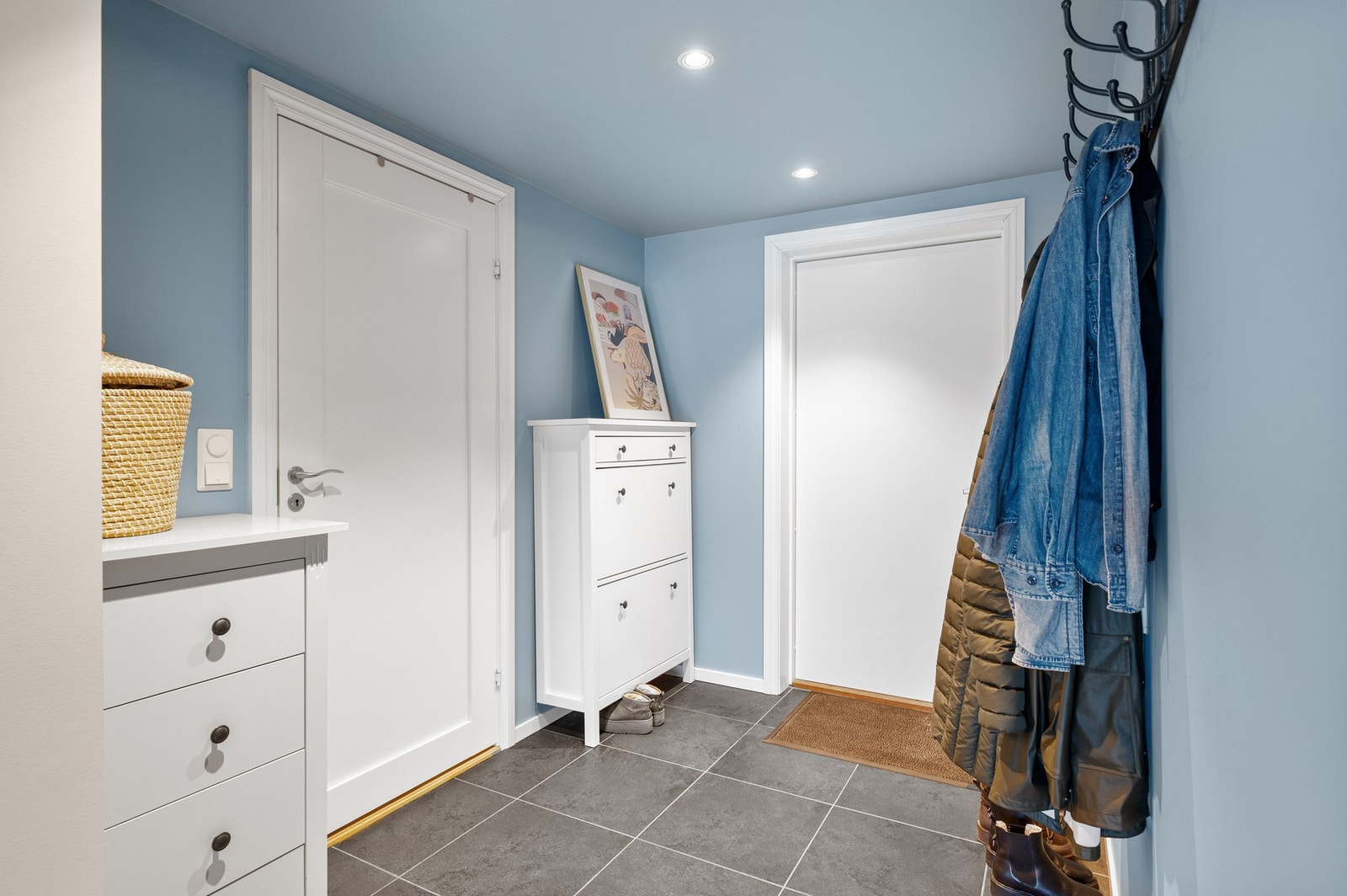 Leiligheten har en innvendig bod. Det er også en bod i kjeller. Galleribilde