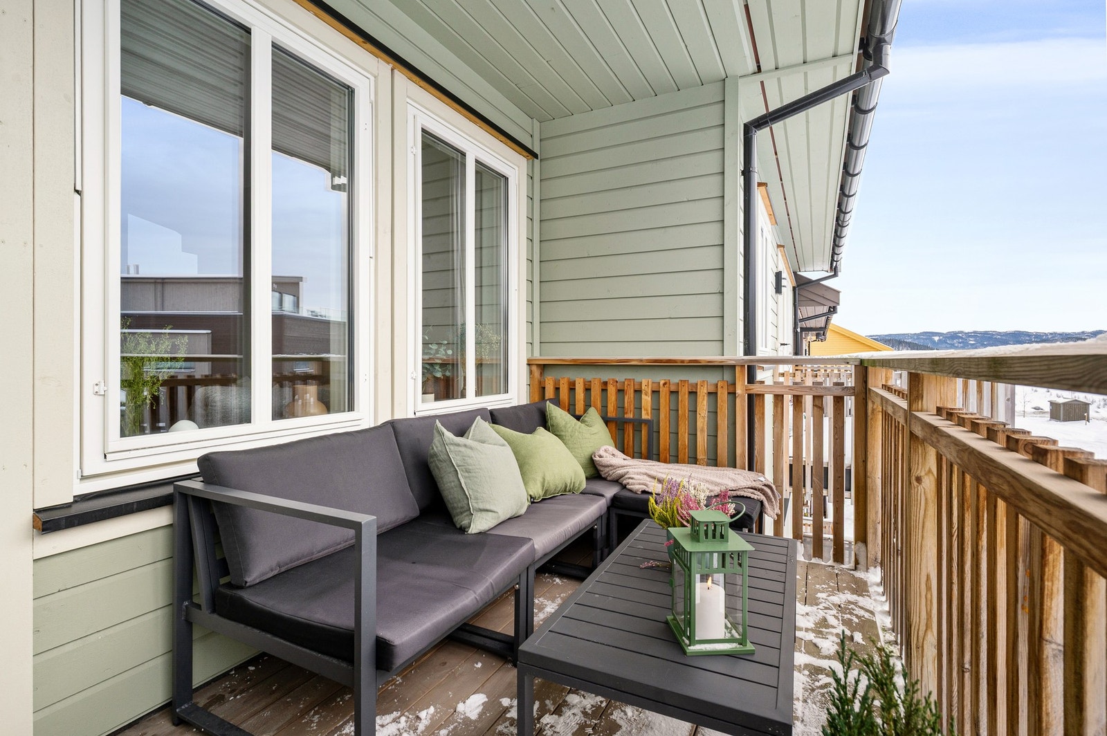 Skjermet balkong med god plass til utemøbler. Galleribilde