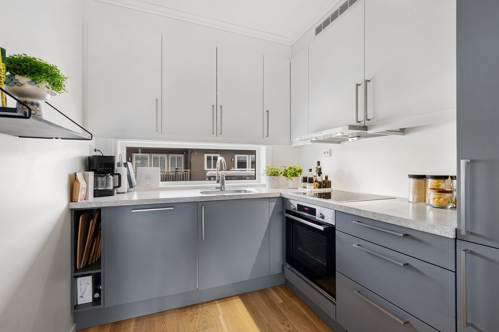 Pent kjøkken med mye skap-og benkeplass. Galleribilde