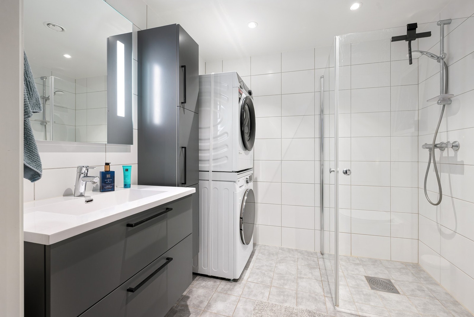 Lekkert og romslig bad med downlights i tak. Galleribilde