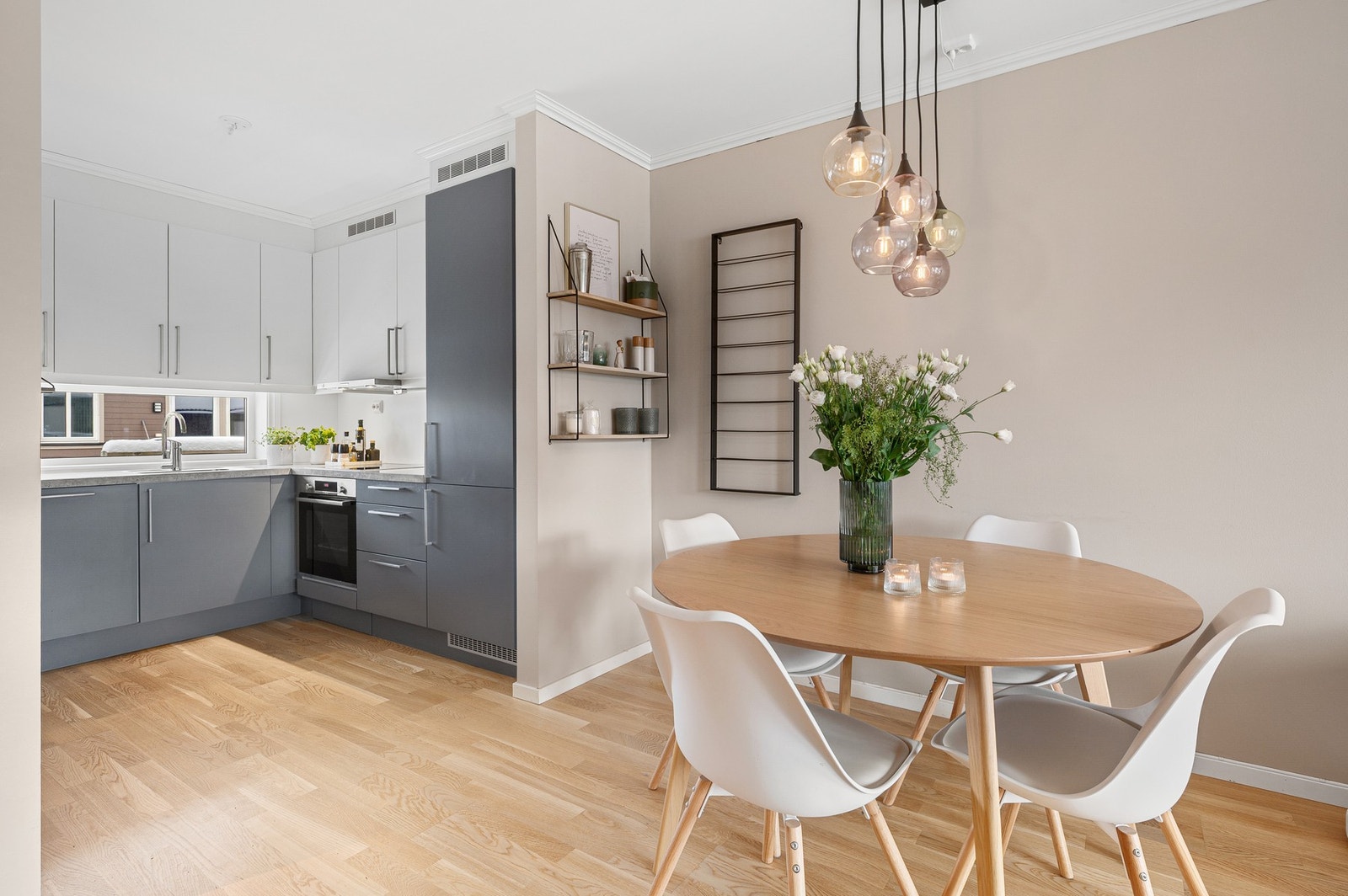 Svært romslig 2-roms med god plass til spisebord. Galleribilde