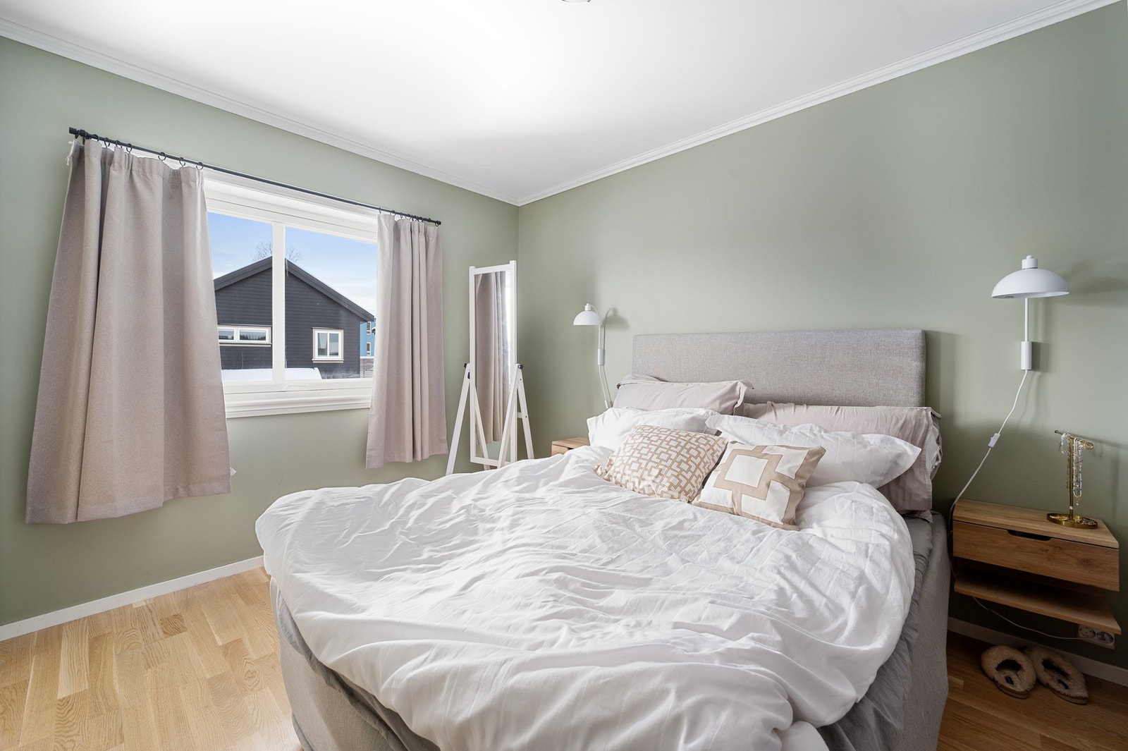 Delikat soverom med god plass til dobbeltseng og garderobeskap. Galleribilde