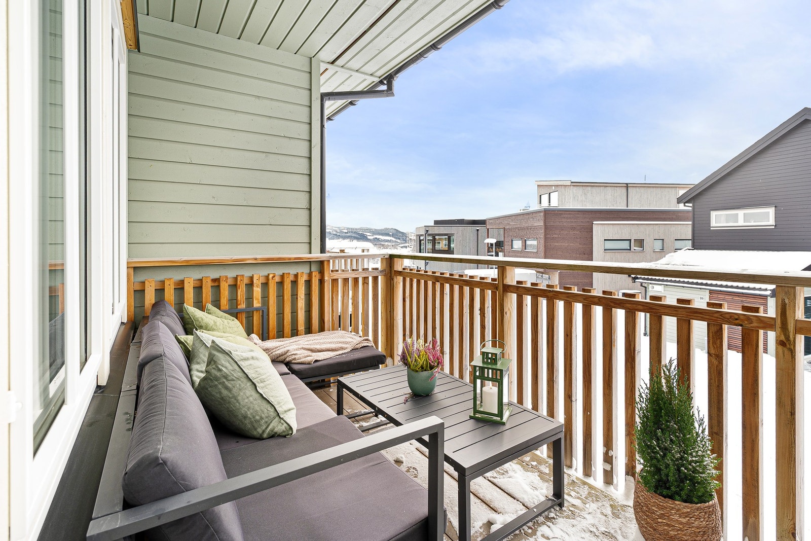 Romslig balkong med svært gode solforhold. Galleribilde