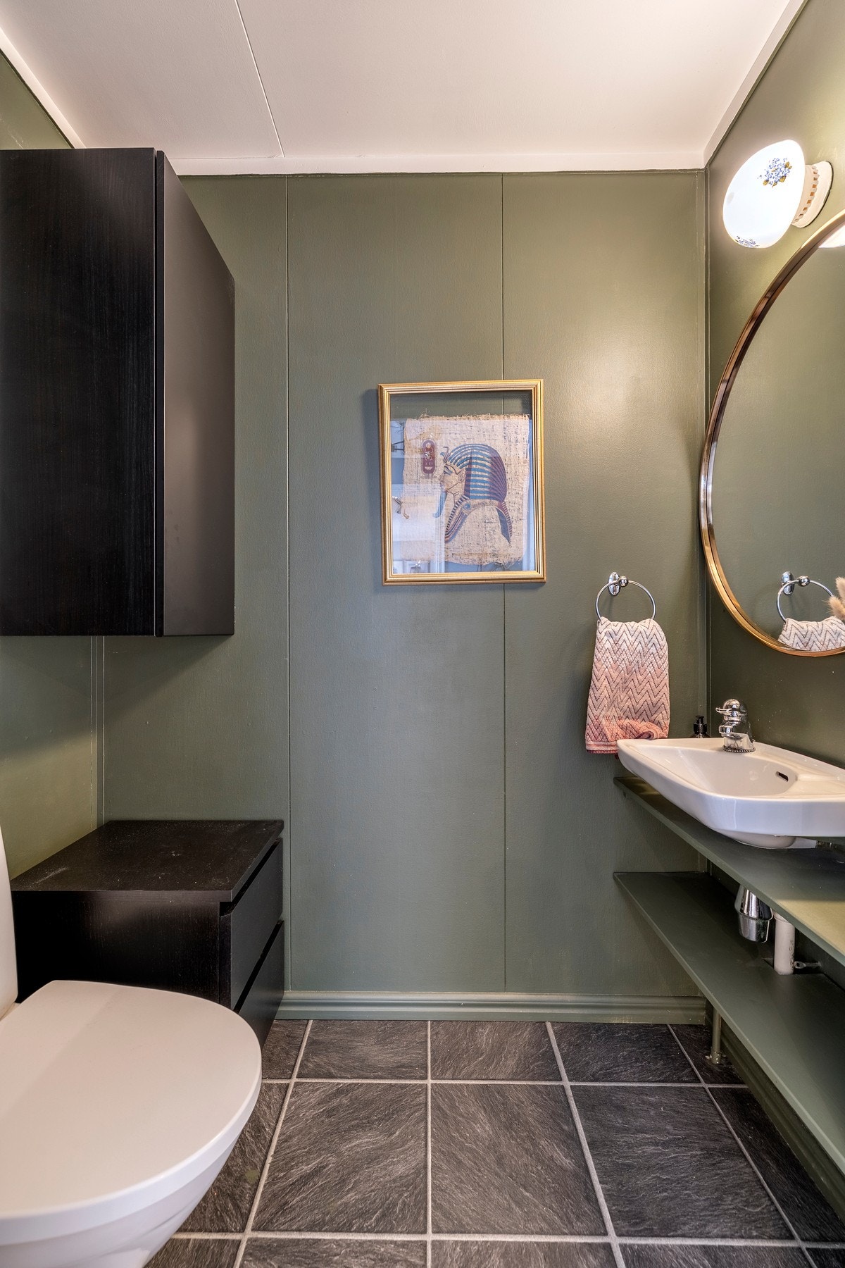 Toalettrommet ligger praktisk plassert ved entréen og har malte vegger og laminatgulv. Galleribilde