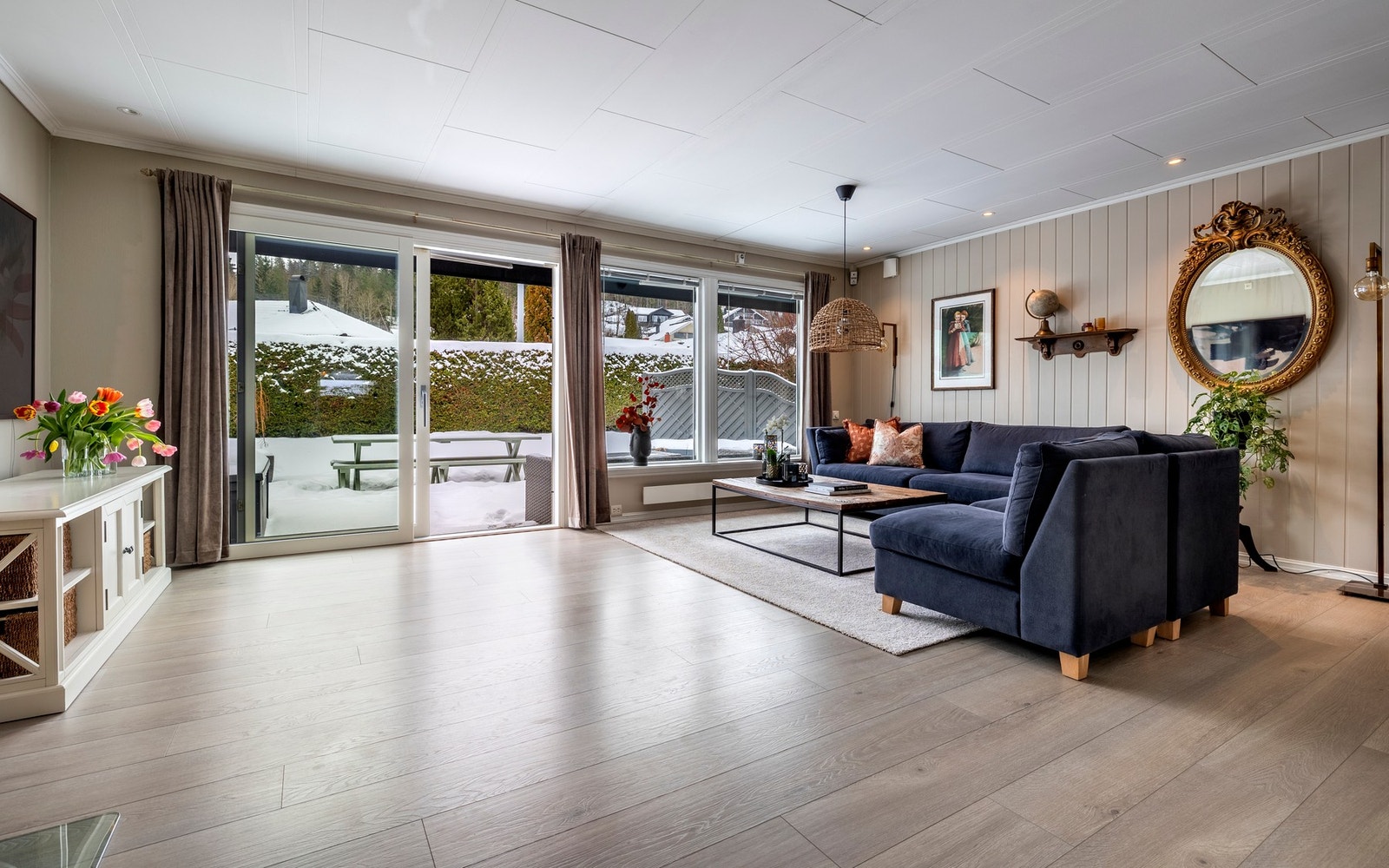 Dette er en pen og luftig enebolig over to etasjer med en familievennlig planløsning og pene fargevalg. Galleribilde