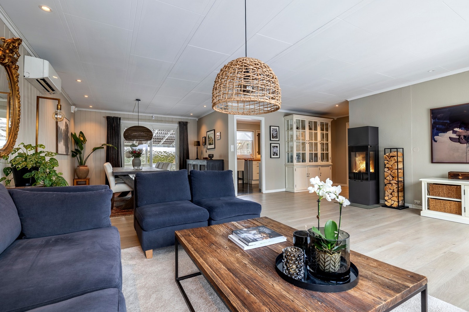 Det er gode møbleringsmuligheter for sofagruppe, TV-anlegg og spisegruppe i ulike soner. Galleribilde