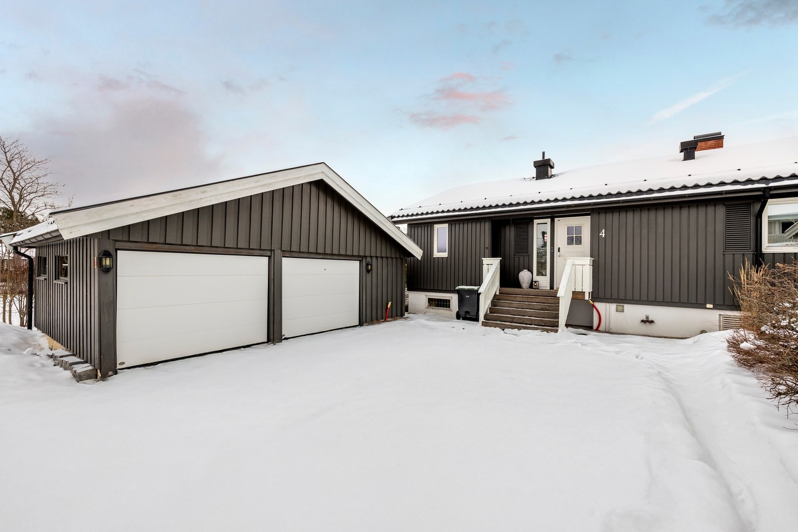 Det er parkering i dobbelgarasje med elbillader og på gårdsplass med plass til flere biler. Galleribilde