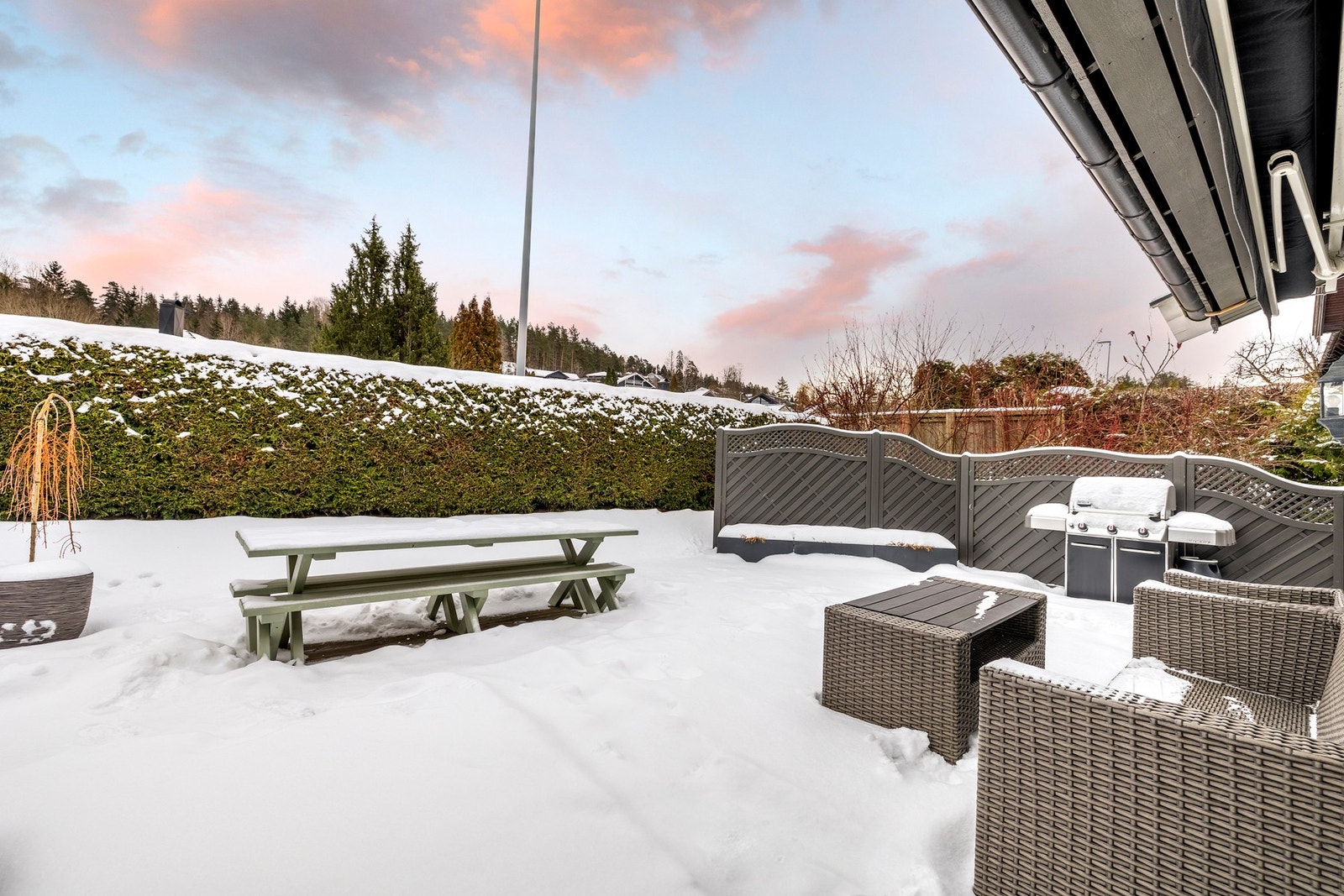 Fra stuen på baksiden av huset er det utgang til en romslig terrasse på ca. 40 kvm. Galleribilde