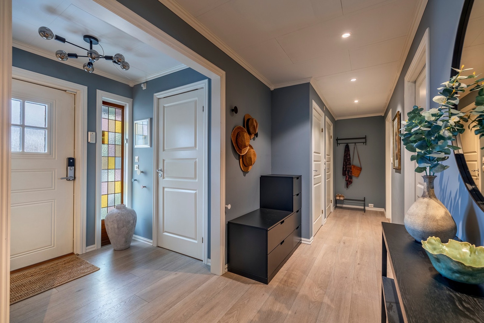 Allerede ved inngangspartiet blir du møtt av et stilfullt interiør som gir et godt førsteinntrykk av boligen. Galleribilde