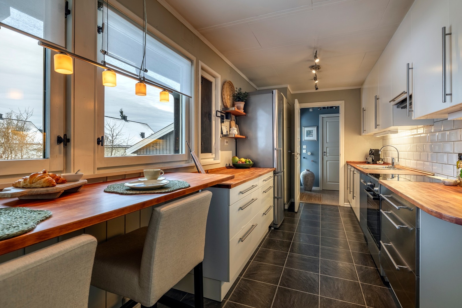 Kjøkkenet er utstyrt med frittstående frys/kjøleskap, oppvaskmaskin og komfyr. Galleribilde