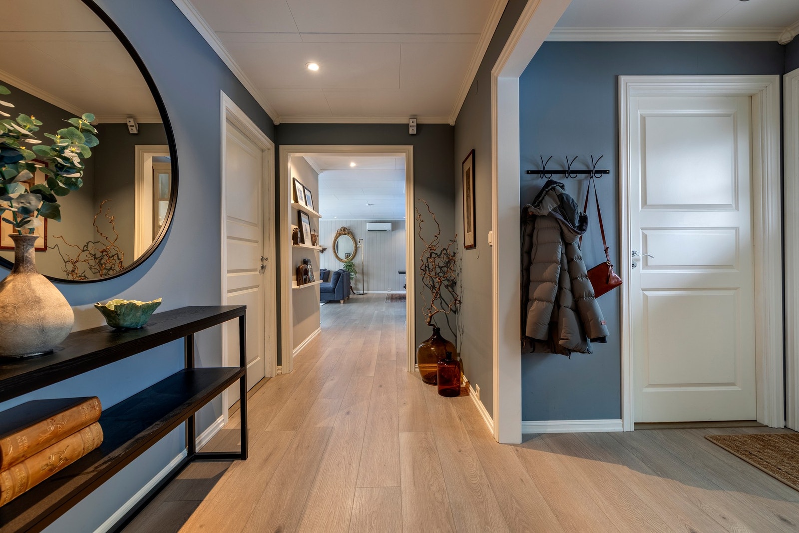 Her er det god plass til ulike garderobeløsninger for oppbevaring av yttertøy, sko og annet utstyr. Galleribilde