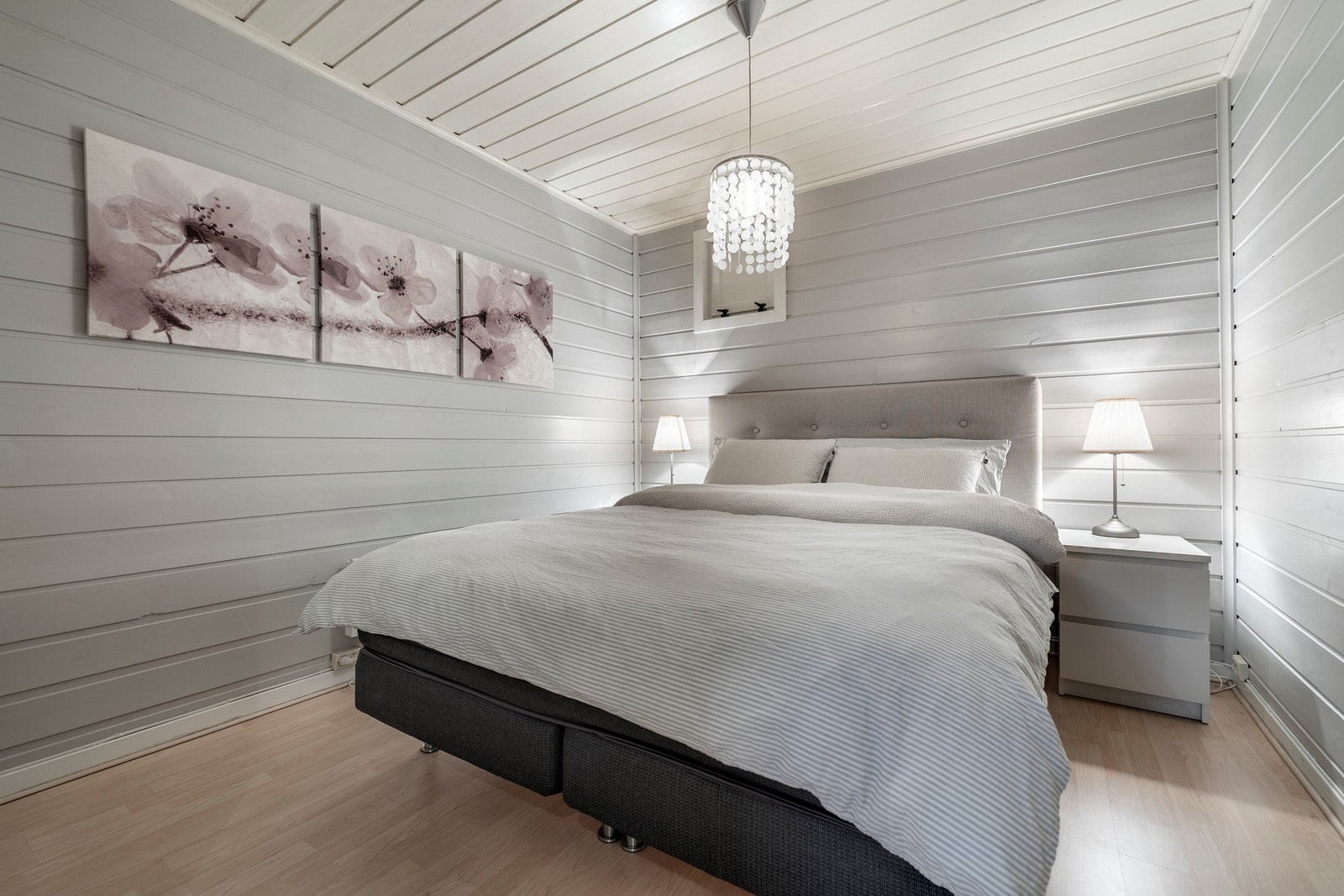 Det er tre rom i kjelleretasjen som benyttes som soverom. Galleribilde