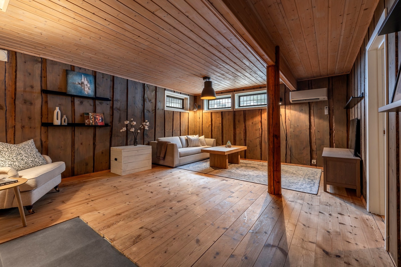 Kjellerstuen har god plass til sofagruppe og TV-anlegg, perfekt for koselige filmkvelder, lesestunder eller spill med familie og venner. Galleribilde