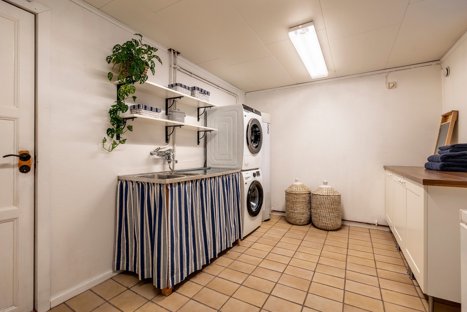 Vaskerommet er romslig og praktisk, perfekt til hverdagsbruk. Galleribilde