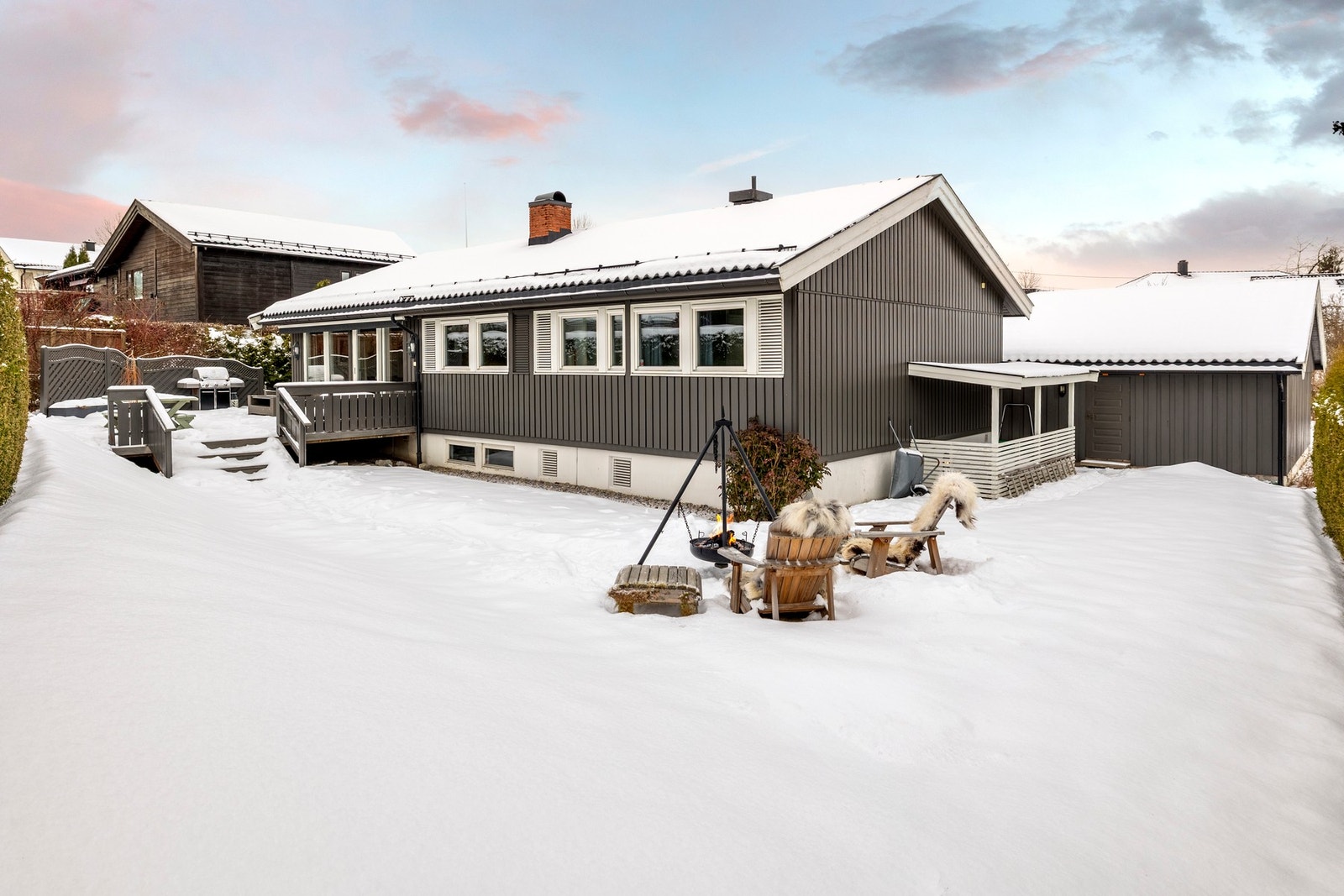 Herfra er det videre adkomst til hagen, som gir fine muligheter for både lek og rekreasjon. Galleribilde