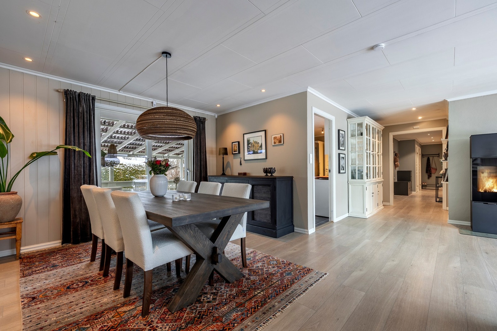 I tillegg har stuen en peisovn som bidrar med både ekstra varme og en lun atmosfære på kjølige dager, og gjør rommet til et naturlig samlingspunkt. Galleribilde