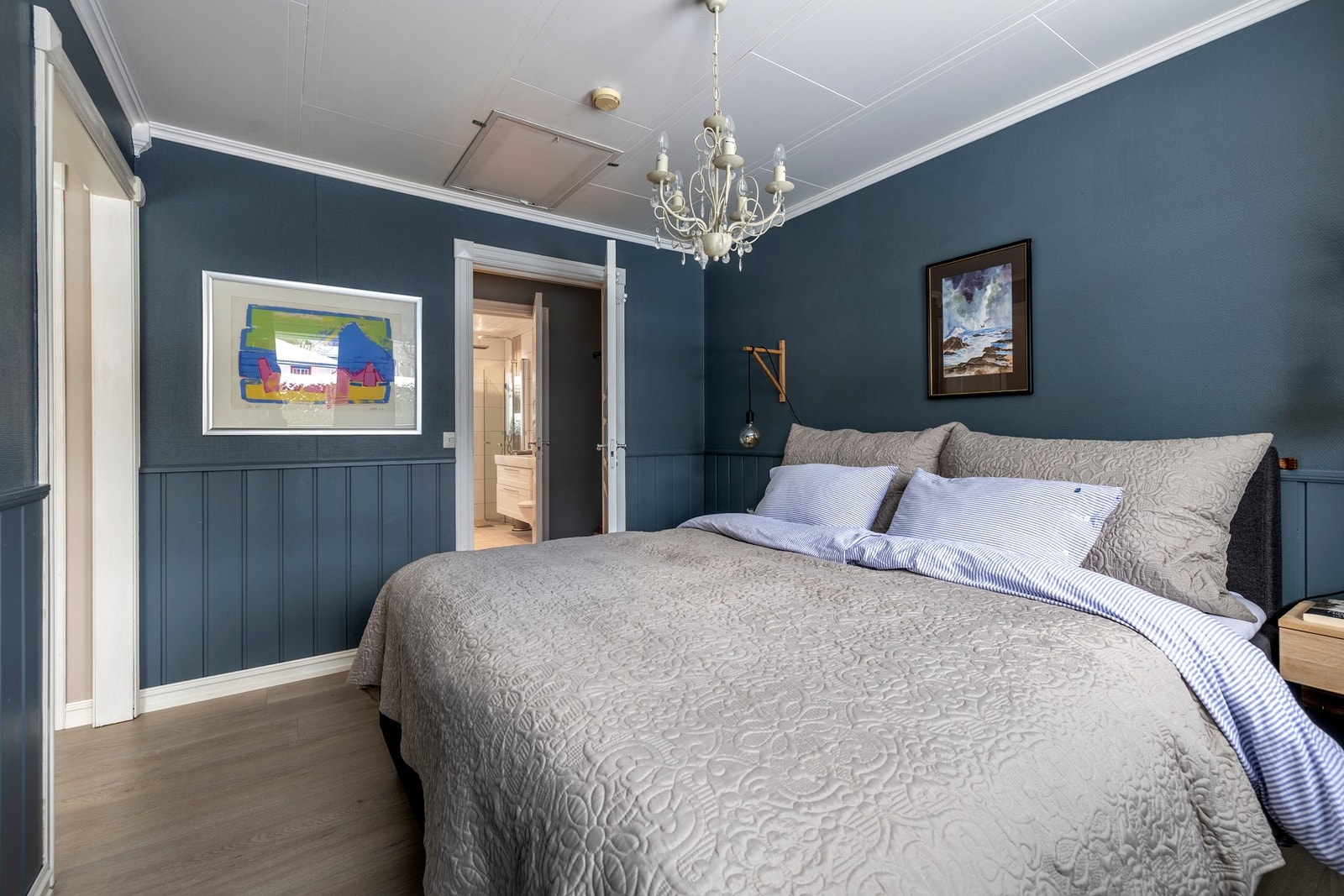 Soverommene er malt i behagelige fargetoner og har laminat på gulvene. Galleribilde