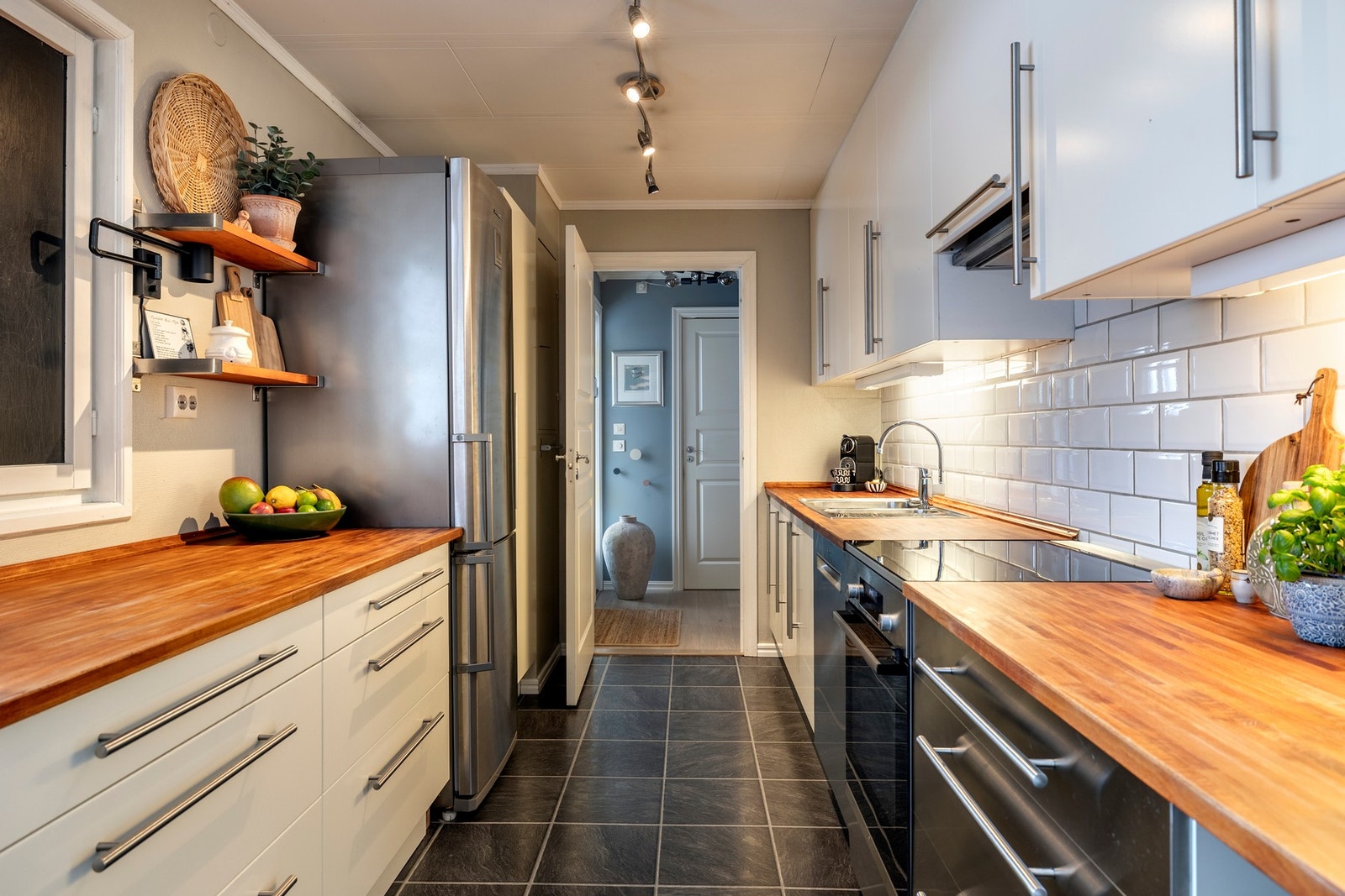 Kjøkkeninnredningen har slette fronter og heltre benkeplater med nedfelt kum. Galleribilde