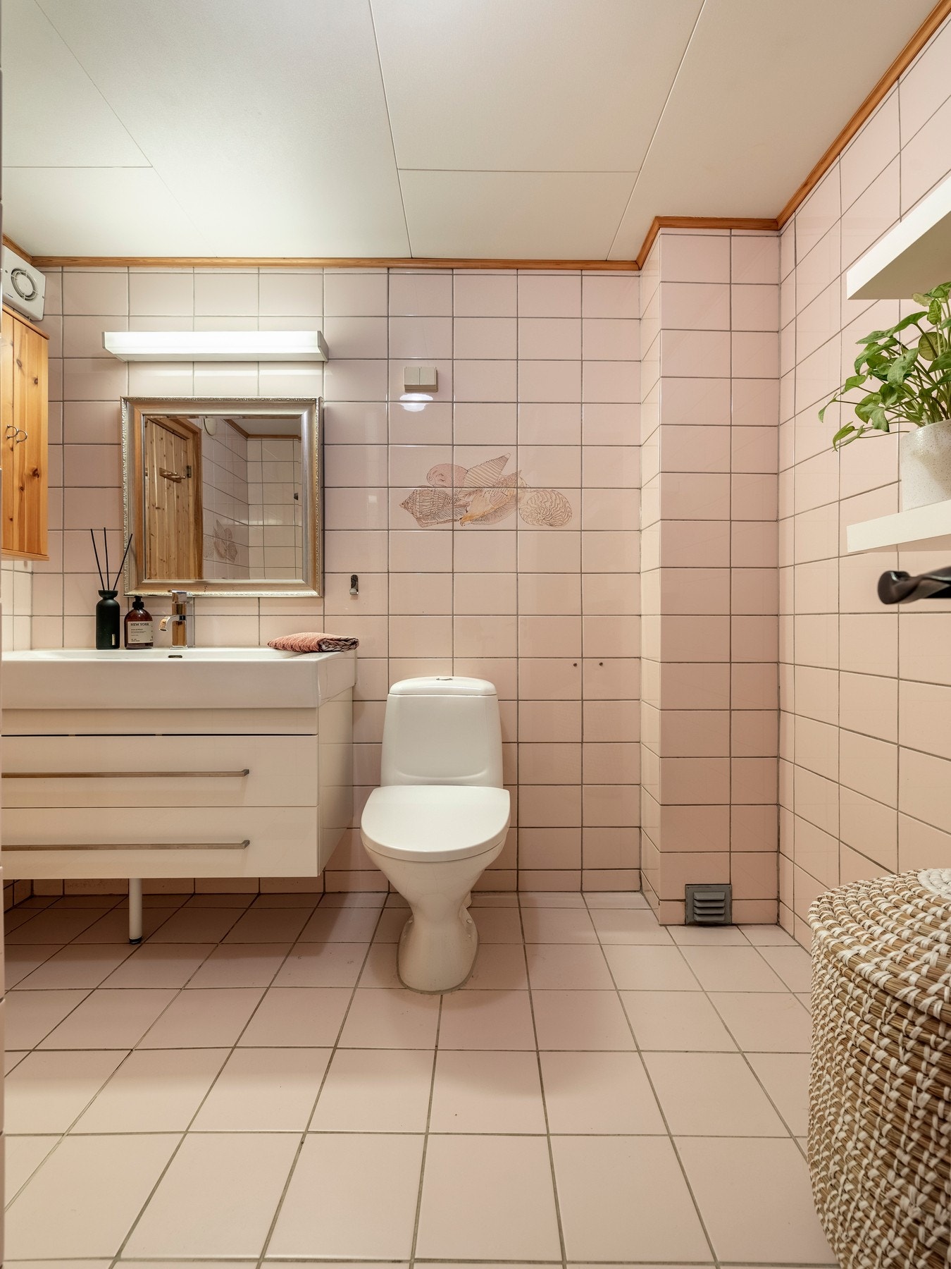 Badet i kjelleren har flislagte vegger- og gulv. Galleribilde