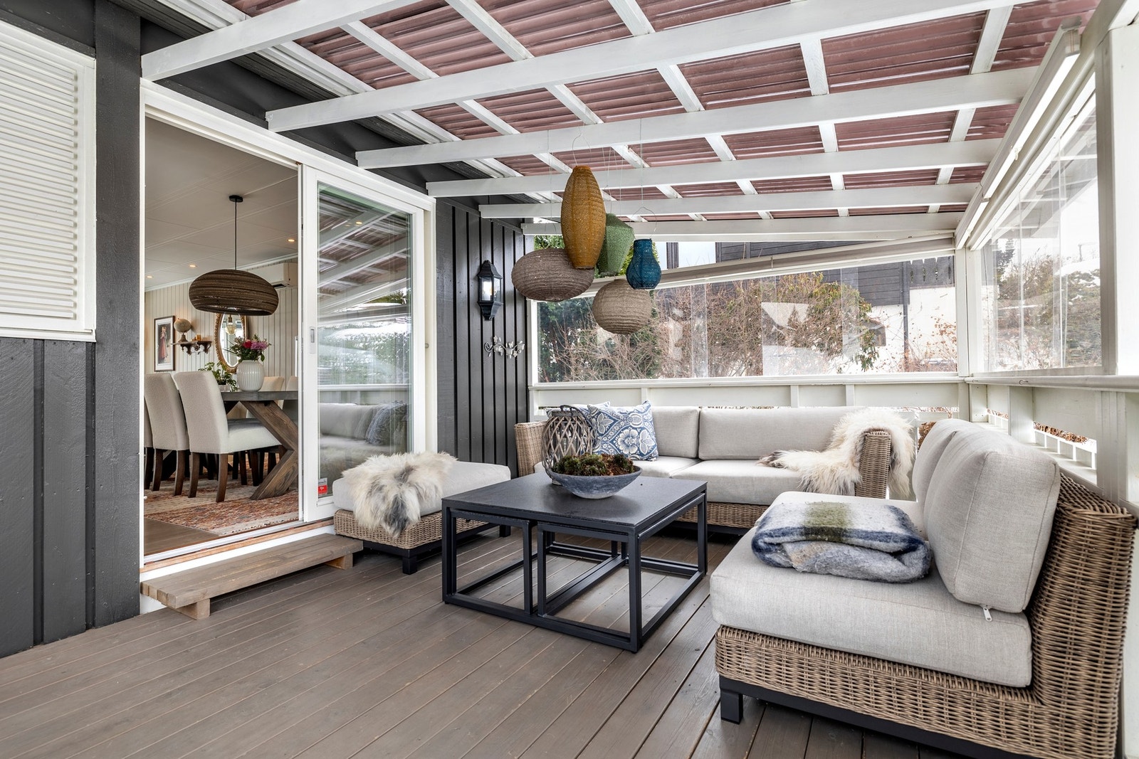 Terrassen har takoverbygg, som gir et lunt og skjermet uteareal. Galleribilde