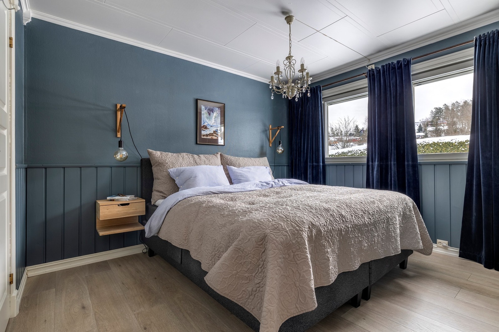 Det er seks romslige soverom, tre i første etasje og tre i kjelleretasjen. Galleribilde